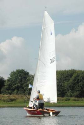 CVRDA Rally at Roadford S.C. 2002
Dave Lee looked good in Andy Hayes Merlin but was plagued by boat problems.
Keywords: roadford events2002